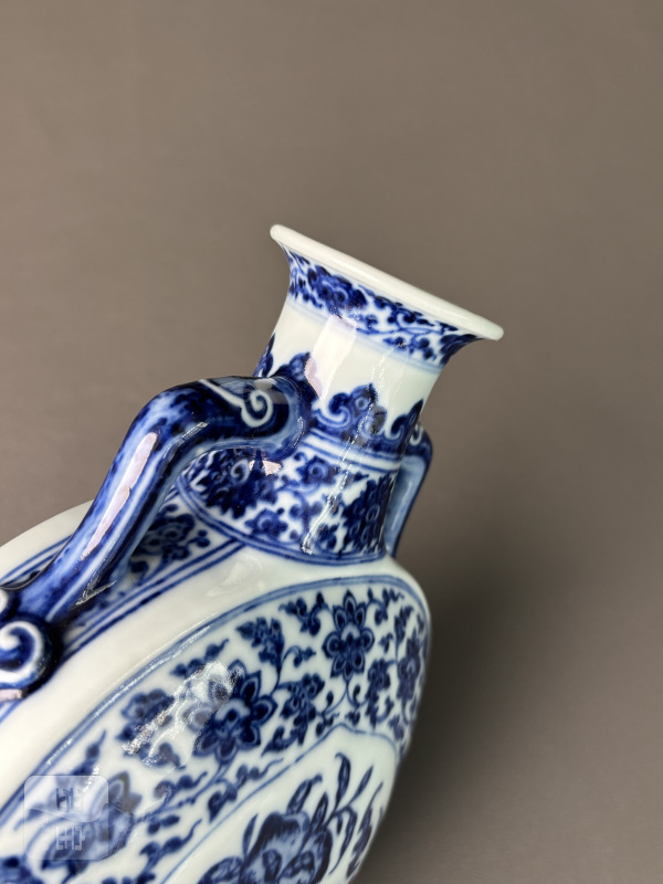 清乾隆 青花缠枝莲开光福寿纹绶带耳抱月瓶 - 图17